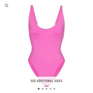 BRAND NEW SKIMS SCOOP NECK ONE PIECE IN TAFFY